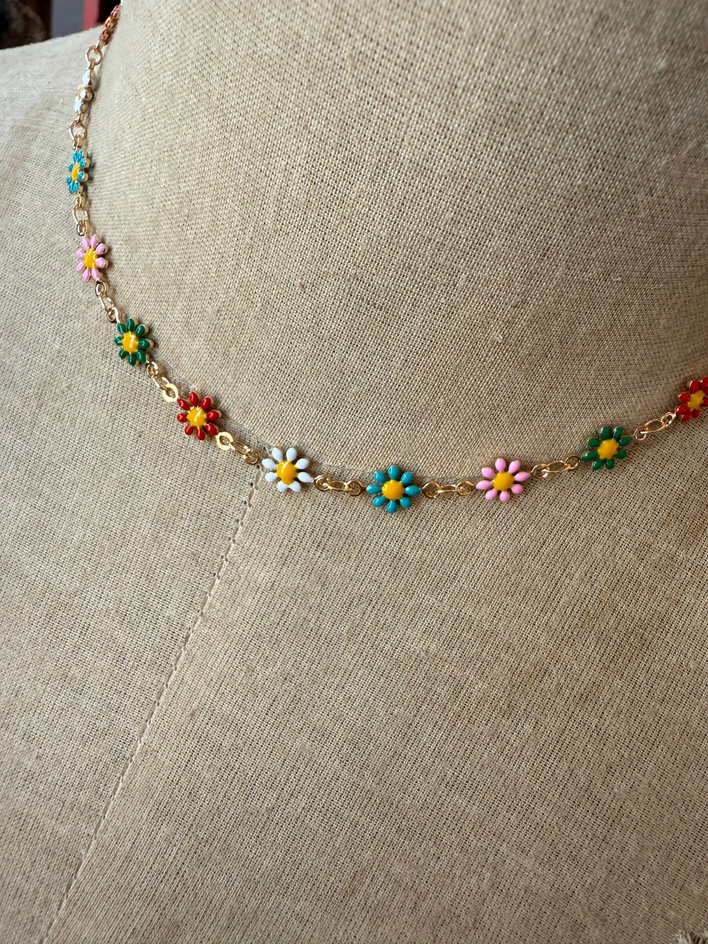 Dainty Daisy Necklace